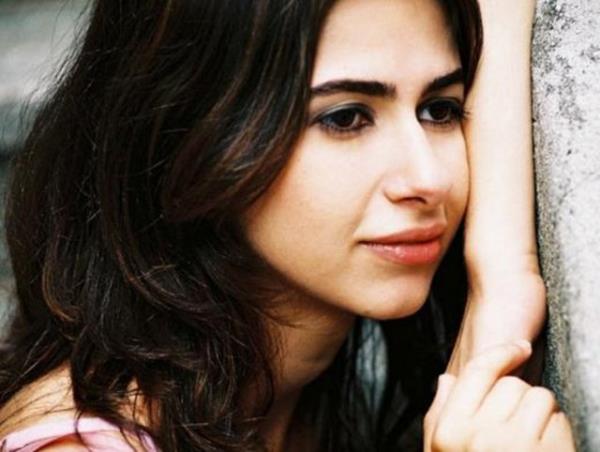 Henz 11 yandayken ailesiyle birlikte Trkiye'ye geldi.