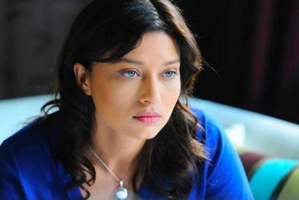 Ortaokul ve liseyi zmir'de okudu.