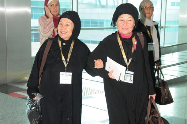 Kutsal topraklara gitmek iin kz Nihan Seller ile birlikte Atatrk Havaliman&#8217;na gelen Bedia Akartrk, &#8220;Sizin iin de dua edeceim&#8221; dedi...