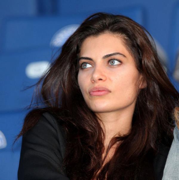 Oyuncu Ceren Hindistan, Sevgililer Gn'nde ei mit Aslan'la birlikte umreye gitmeyi tercih etti...