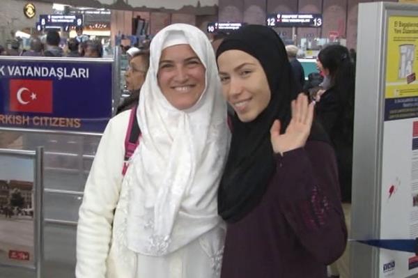 slam dininin zel ve anlaml bir din olduunu iki  yldr derinlikli bir ekilde aratrdn syleyen Sanat Burcu Gne, "Allah hacc da nasip etsin. ok gzel bir duygu" dedi. Tesettre girdii grlen Gne, &#8220;Allah nasip ederse bugn Mekke&#8217;de olacaz. Oradaki ibadetler bir hafta kadar srecek. Allah Hac&#8217;c da nasip etsin inallah. Gzel bir duygu. ok heyecanlym. ki  yldr daha da derinlikli bir ekilde slam dininin ne kadar zel ve anlaml bir din olduunun aratrmalarn yapyordum...