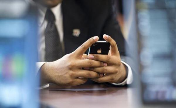 Sosyal alarn bu kadar etkin bir biimde kullanlmas zaman ierisinde; i yap biimlerinden pazarlama stratejilerine kadar allagelmi pek ok eyi deitirdi. Hatta, yeni i tanmlar ve yeni meslek gruplar bile olutu.  <br>  Sosyal medyann hayatmzn iine nemli llerde girmesiyle insan iletiimi ynnden olumlu ve olumsuz etkiler ba gsterdi.