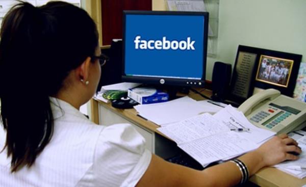 Sosyal mecralarda yaplan yorum ve paylamlar ie alm srelerinde etkili olurken, terfi mekanizmalarnda da etkilerinin olduu gzlemlenmeye baland.  <br>Facebook ve ilikiler hakknda yazd &#8220;likisi Yok&#8221; kitabnn yazar letiim Uzman ve Sosyal Medya Danman Nurhan Demirel, kitabnn ayn zamanda bir sosyal medya kullanm klavuzu niteliinde olduunu belirterek, sosyal medya kullanrken dikkat edilmesi gerekenler hakknda bilgi verdi.