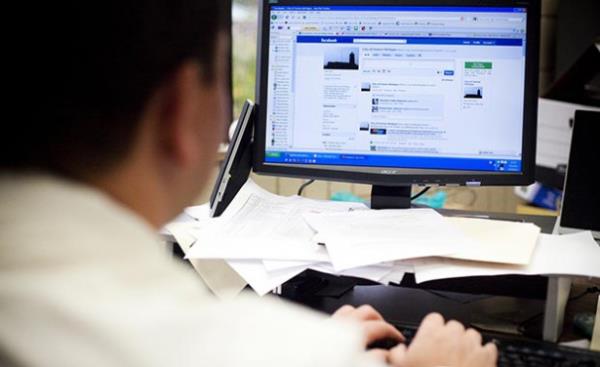 Duygusal ve i ilikileri, haber alma ve/veya haber verme ekilleri, konuma biimleri ve iletiimin alanna giren daha bir ok ey adeta evrim geirdi. zellikle sosyal medya ile biten evlilikler, balayan ilikiler, duygusal yaknlamalar gndelik bir rutinimiz haline geldi. Bunun yannda, profesyonel i yaantsna da byk etkileri olan sosyal medyann kullanm adeta ateten bir gmlek halini ald.