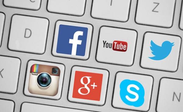 - Sosyal medyada saldrgan bir tavr sergilemeyin. Kimseye sizinle ayn fikirde olmad iin hakaret etmeyin    <br>- Tatil ve elence fotoraflarnz sosyal medyada paylarken dikkatli olun. Bu tr paylamlar iin Facebook&#8217;ta oluturacanz zel listeleri kullanabilirsiniz.