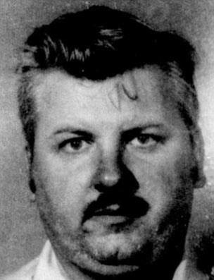 Tm bu yemei isteyen Gacy, cinayet ve tecavz sularndan dolay zehirli rngayla idam edilmeden nce  ayr KFC restorann ynetti.