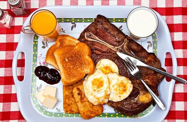 Ted Bundy son yemei olarak "zel" meny reddedince kendisine biftek, yumurta, kzarm ekmek, ya, st ve meyve suyu verildi.