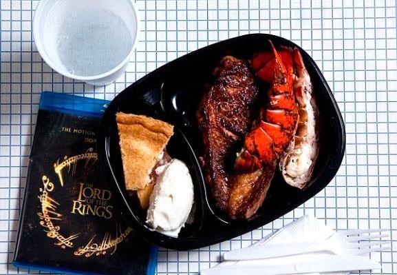 Ronnie Lee Gardner, son yemeinde stakoz kuyruu, biftek, elmal turta ve vanilyal dondurma yedi, ayrca son gnlerinde Yzklerin Efendisi lemesini izlemesine izin verildi.