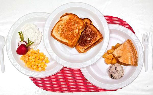 Stephen Anderson son yemeinde iki kzarm ekmek, peynir, lapa ve msr karm, eftalili turta ve ikolatal dondurma istedi.