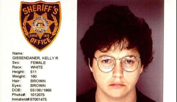 Mende, iki byk peynirli hamburger ve patates kzartmas, salata, patlam msr, domates, havu, kzartlm soan ve yumurta, st, limonata ve vanilyal dondurma bulunuyor.