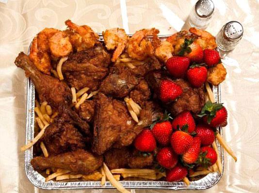 John Wayne Gacy, son yemeinde 12 kzarm karides, bir kova orijinal KFC tavuu, patates kzartmas ve ilek istedi.