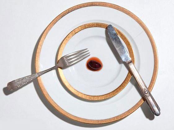 dam mahkumlarnn cezalar infaz edilmeden nce yedikleri son yemekleri sizi olduka artacak. En ilgin taleplerden biri 1963'te cinayetten idam edilen Victor Feguer'e ait; Feguer son yemeinde bir adet zeytin istemi. Reynolds'a gre bu tercihin arkasnda ldkten sonra iinden barn sembol olan zeytin aacnn yetiecei inanc yatyor.