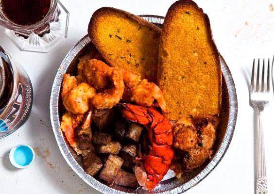 Allen Lee Davis, son yemeinde stakoz kuyruu, kzarm patates ve karides, midye, sarmsakl ekmek ve kk biras istemiti.