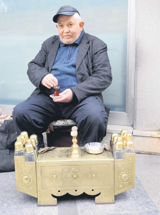 MUSTAFA SAVGAN Milli Piyango&#8217;dan 1982 ve 1984 yllarnda 2 kere byk ikramiye kazanan "piyango tiryakisi" Mustafa Savgan da, parann mutluluk getirmedii "talihli"lerden. Piyangodan kazand parann ounu, "belki daha ok kazanrm" diye yine biletlere yatran Savgan, uanda iki byk ikramiye kazanm bir ayakkab boyacs olarak hayatn srdryor. Savgan, "Ayakkab boyaclna baladm. Gene bilet alyordum tabi. Cahildik biraz da. ok bilet almaya baladm. Sonra paralar bitirdik. Hi yatrm yapmadm. Cahillik vard. Bilemedik ne i yapacamz. nsan bilemedii bir ie nasl giriecek ki?" diye konutu.