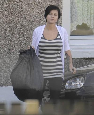 Tm parasn uyuturucuya yatrd. imdi 26 yanda ve kk bir dairede kirada oturuyor.