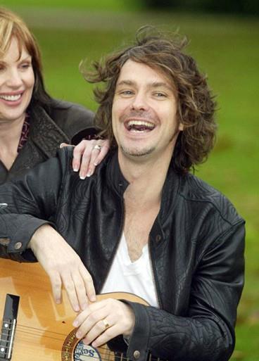 Mali skntlar yaamaya baladklar dnemde byk bir talihsizlik yaadlar. Evleri yannca tamir ilerine 330 bin lira harcadlar. "Hazra da dayanmaz" sz bir kez daha gerekleti ve Griffiths ailesi iflaslarn aklamak zorunda kald. u an bankada sadece 7 sterlinleri (19 lira) var.