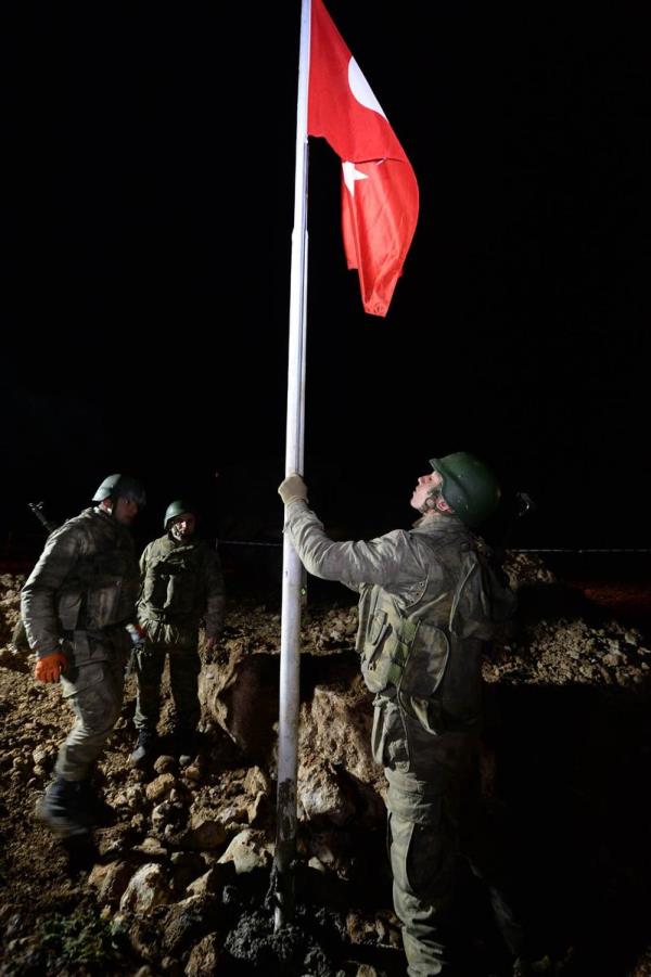 Bu arada tahliye operasyonu nedeniyle Suru ilesindeki Mritpnar Snr Kaps'nda askeri hareketlilik yaanyor. le merkezi ve Mritpnar Snr Kaps gzergahnda polis ve askeri birlikler nlem alyor.