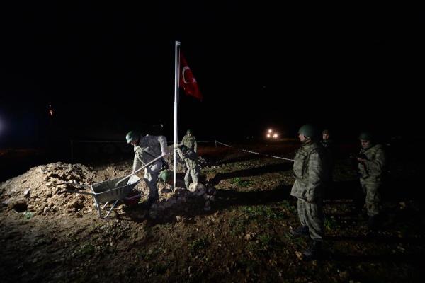 TSK&#8217;ya bal tanklarn ve kara unsurlarnn katld operasyonla Sleymah ah Sayg Karakolu&#8217;nda grev yapan bordo bereli askerlerin Trkiye&#8217;ye getirildii bildirildi.