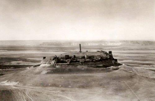 Byk Seluklu Devleti Sultan Alp Arslan&#8217;n Malazgirt Zaferi&#8217;nden sonra yeni vatan edinmek maksadyla batya ynelen Ouz boylar arasnda Sleyman ah nderliindeki Kay Boyu da bulunmaktayd. Sleyman ah, yeni yurt aramak zere kt bu yolculukta Halep yaknlarndaki Caber Kalesi&#8217;ne gelir ve Frat Nehri boylarna yerleir. Buradan tekrar yeni yurt aramak zere yola kar, ancak 1227 ylnda Frat Nehri&#8217;nin kar kysna gemeye alrken muhafzlar ile birlikte Frat sularnda boulur.