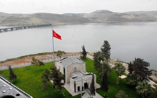 Suriye taraf, 1995`ten itibaren bu kez de Frat Nehri`nin daha st kotlarnda inasna balad Terin Baraj nedeniyle Karakozak blgesindeki trbenin blge dnda baka bir mevkiye ya da Trkiye`ye tanmas hususunu yeniden gndeme getirdi. Bunun zerine, Trkiye ile Suriye arasnda yaplan grmeler sonucunda, trbenin mevcut yerinin baraj glnn olumsuz etkilerinden korunmasn teminen tahkim edilmesine karar verildi.