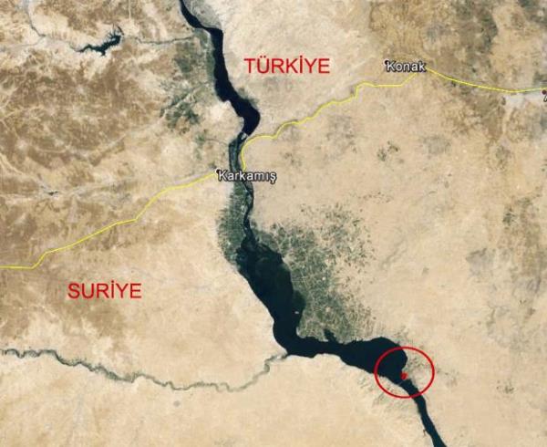 Suriye hkmeti, Frat Nehri zerinde ina ettii Tabka Baraj`nn 1973`te su toplamaya balamasyla Caber Kalesi`nin tamamen baraj sular altnda kalacan ileri srerek, Trk hkmetinden trbenin yerinin deitirilmesini veya Trkiye`ye naklini talep etmiti.