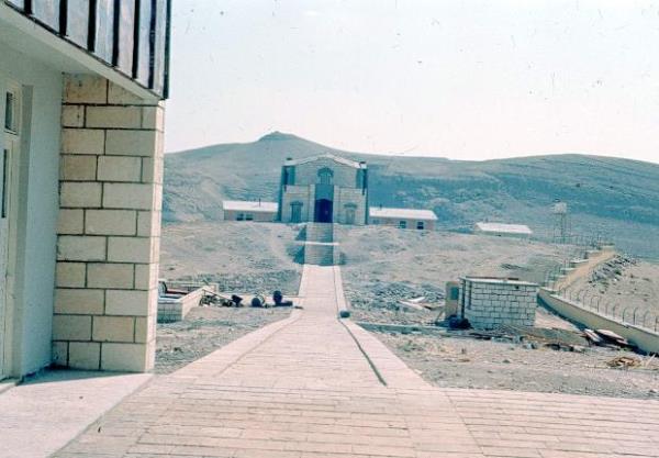 1949`da Caber Kalesi Jandarma Karakolu`nda bir astsubay, bir onba ve sekiz er, trbeyi koruyordu. Trkiye ile Suriye heyetleri arasnda 1956 ylnda Halep`te yaplan st seviyede bir toplantda dzenlenen tutanak uyarnca trbe iin gnderilecek ihtiram ktasnn her ay deitirilmesi kabul edilmiti.