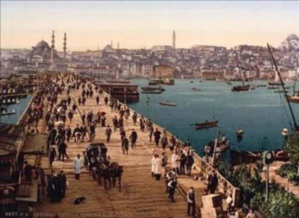 STANBUL&#8217;UN FETHi BYK BiR iMPARATORLUUN YOLUNU ATI  <br>stanbul'un fethi gen padiaha sonsuz bir kudret ve otorite salad. Fetih ncesi byk karklklar ierisinde alkalanan Osmanl Devleti bu fethin getirdii byk prestijle hem slm dnyasnn en parlak devleti haline geldi, hem de dmanlar zerinde psikolojik ylgnlk yaratt.