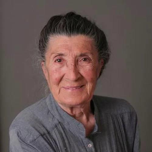 14 yandan beri sinema oyunculuu yapmaktadr. Mahallenin Muhtarlar 'nda Kemikkran Kadriye karakteriyle klt olmu en son Uzun Yol filminde Esma karakterini canlandrmtr.