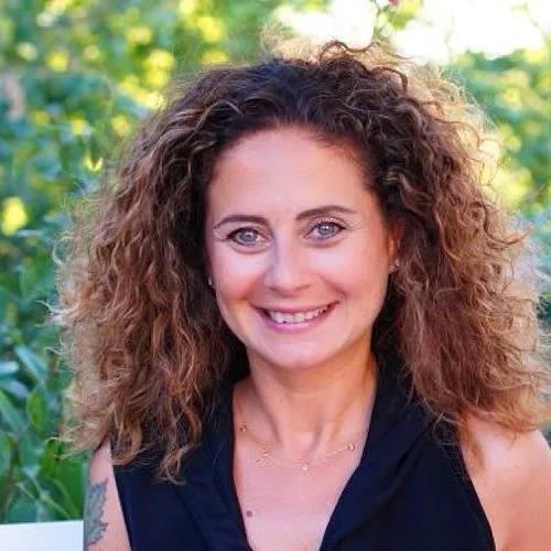 2010 ylnda kardeleri Kaya Akkaya ve Sarp Akkaya ile beraber AKKAdemi Tiyatro'yu kurmu