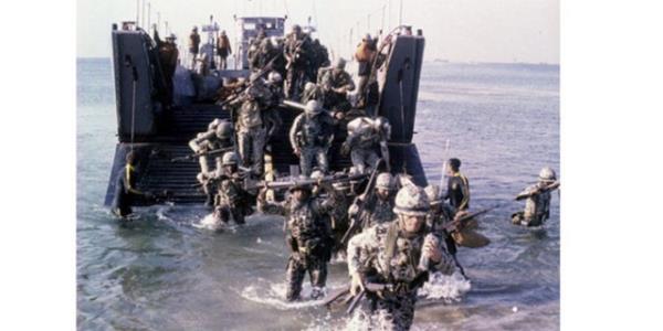 1920 ylnda Rumlarn, ngiltere'nin onayn almadan Yunanistan'a katlma plebisiti yapmak istemesi ve Birleik Krallk ynetiminin buna izin vermemesi, Rumlarn nce Birleik Krallk' adadan karmaya younlamasna sebep oldu..