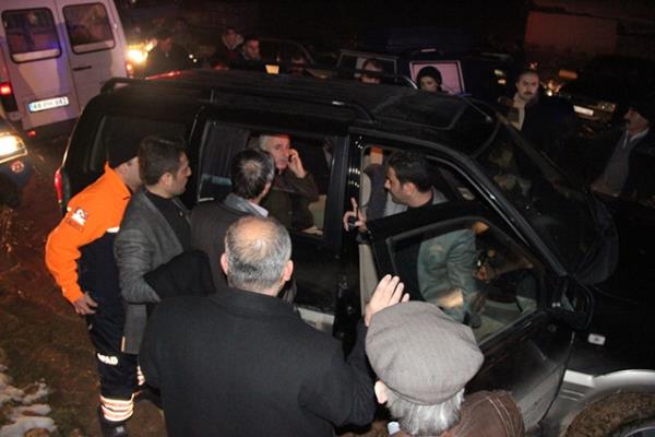 Malatya valisi Sleyman Kam, iki askeri uan dmesinin ardndan enkaz blgesi yaknlarndaki kinciler Mahallesi`ne geldi.