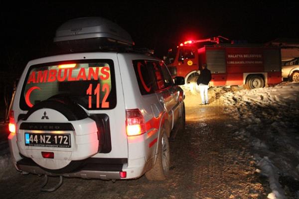 Ulusal Medikal Kurtarma Ekipleri, il afet ve acil durum mdrl grevlileri, 112 acil servis ve jandarma ekipleri, blgede almalarn srdryor.