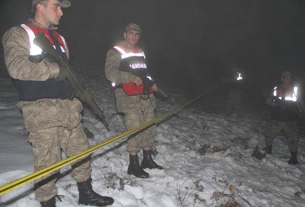 Malatya'da den iki sava uanda bulunan 4 pilotun ehit olduu bildirildi. ileri Bakan Ala, uaklarn enkazna ulaldn aklad.