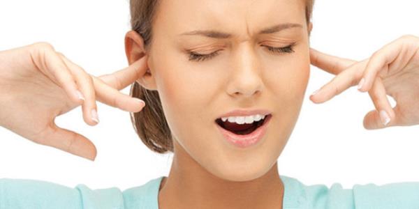 KAS-SKELET SSTEM  <br>  Kulan nnde bir yerden tklama, tkrt sesleri geliyorsa:  <br>  Bu blge ene ekleminin olduu blgedir. zellikle alt enenin hareketi srasnda (az amak-kapamak, esnemek, konumak, yemek yemek, sakz inemek, eneyi hareket ettirmek) tklama gibi sesler hissediliyorsa ene ekleminin dzeninin bozulduu dnlebilir. ene eklemi akut veya kronik bir veya birden fazla etkenle karlarsa eklemin yaps bozulur. Bunun sonucunda disk yerinden oynar. ene hareketi srasnda disk ve kemik yap doru pozisyona gelmeye alrken tklama hissedilir.