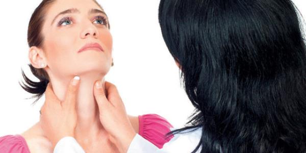 RNER SISTEM  <br>  drarnzn rengi tiroit tembelliine iaret edebilir  <br>  drar renginizde deiiklik varsa: drar renginiz deitiinde hemen paniklemeyin. Renk deiimi ou zaman basit nedenlere bal olarak gerekleir. Ancak idrar rengi kahverengiye yakn kyorsa idrara byk olaslkla kas ykmna bal, &#8216;myoglobin&#8217; denen bir madde geiyordur. Renk dnmnn nedeni bu olabilir. Bu sorun kolesterol ilalarnn yan etkisi, tiroit tembelliinin ileri dzeyde olmas, iltihapl kas hastalklar, ar efor, doku ezilmesi gibi durumlardan da kaynaklanabilir. Bu sorun, bbreklerde tka oluturarak bbrek yetmezliine yol aabilir.