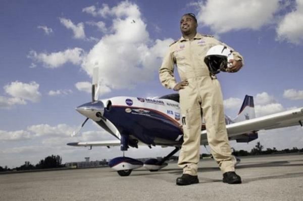 Jamaika asll ABD'li Barrington Irving Florida Memorial niversitesi'nde bir havaclk rencisi. 1983 doumlu Irving'in 97 gnlk uusu ayn zamanda siyahi bir pilotun yapt ilk tek bana dnya turu oldu.
