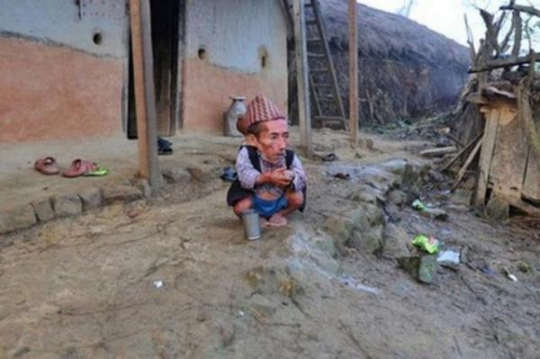 56 santimetrelik Nepalli dnyann en ksa erkei olarak Rekorlar Kitab'na girmeye hazrlanyor. 72 yandaki Nepalli&#8217;nin birka gn iinde bakent Katmandu&#8217;da Guinness yetkilileriyle bir araya gelecei belirtildi. Guinness Rekorlar Kitabnda dnyann en ksa erkei olarak 60 santimetre boyuyla Filipinli Junrey Balaving geiyor. Balaving, geen Haziran&#8217;da 18 yan doldurur doldurmaz dnyann en ksa erkei olarak rekorlar kitabna girmiti.