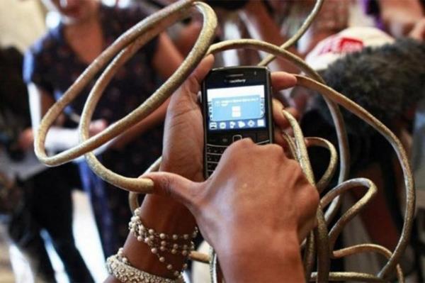 ABD'nin Las Vegas kentinde yaayan Chris Walton, 18 yldr kesmedii trnaklaryla Guinness Rekorlar Kitab'nn 2012 basksnda yerini ald. Daily News'de yer alana habere gre, trnaklarnn toplam uzunluu yaklak 6 metre olan Walton, uzun trnaklarn besleyici herhangi bir diet uygulamadn, iin srrnn ''eker ve sabr'' olduunu syledi.