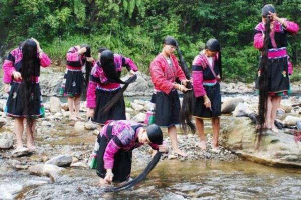 Sa her kadn iin nemlidir ve bir kadnn en nemli aksesurardr. Ama in'in Huangluo Ky'nde sa onlarn en deerli varl. in'in Huangluo Ky'ndeki kadnlarn sa uzunluu ortalamas 1.7 metre. Huangluo, dnyann en uzun sal ky olarak Guinness rekorlar kitab kaytlarna geti. Hunagluo, ok ekici doal gzelliklere sahip ancak kyn en dikkat ekici zellii, kadnlardaki uzun sa saplants. Onlar sahip olduklar uzun san, uzun mr ve zenginlik getirdiine inanyor.