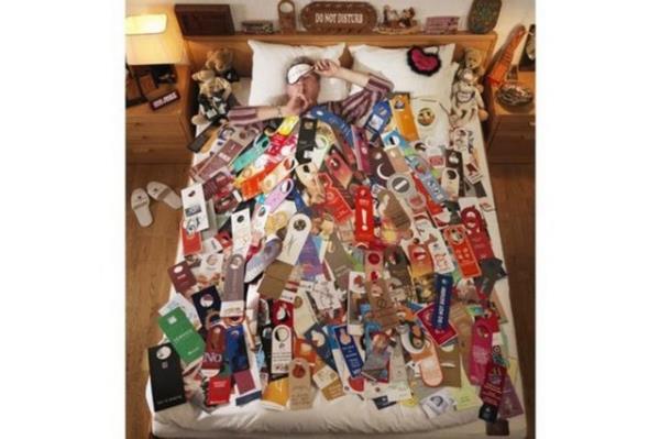 Otellerde oda kaplarna aslan "Rahatsz etmeyin" yazlarnn en byk koleksiyonu svireli Jan-Franois Vernetti'ye ait. Vernetti, 1985 ylndan bu yana ziyaret ettii 189 otelden toplam 11 bin 111 "Rahatsz etmeyin" yazs toplad