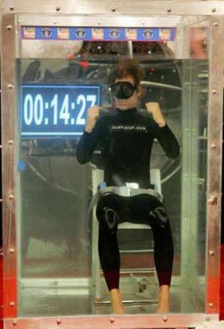 25 Ocak 2006'da Tom Sietas, suyun 3.05 metre altnda nefesini tam 14 dakika 12 saniye tuttu.