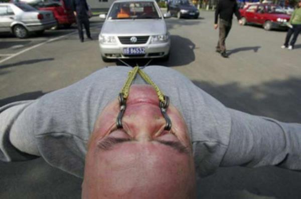 Bir inli olan Dong Changsheng 26 Eyll 2006 tarihinde 1.5 ton arlndaki bir arac sadece alt gz kapaklarna yerletirilmi zel bir kanca sistemi ile 1 cm. ekmeyi baard. Dong bu rekora 'chi-kong' ad verilen zel bir antrenman ile hazrland.