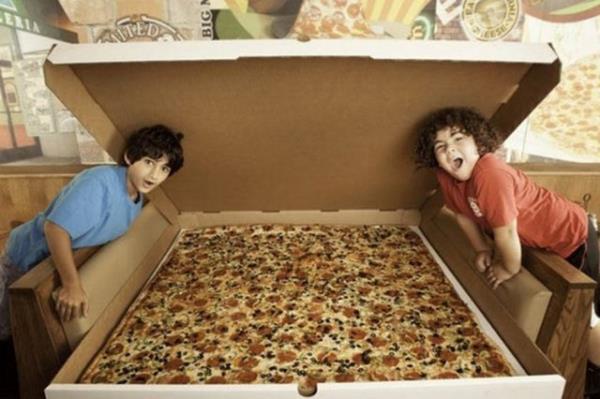 Los Angeles'ta bulunan Big Baba's and Papa's pizzacsnn 1.37x1.37 metrelik pizzas bu rekoru elinde tutuyor. 199.99 dolara satlan bi pizza 100 kiiyi doyurabilecek kadar byk. Eer 24 saat ncesinden sipari ederseniz, evinize servis de yapyorlar.