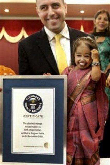 Hindistan&#8217;da yaayan 18 yandaki Jyoti Amge, &#8220;dnyann en ksa boylu kadn&#8221; nvann 62.8 santimetrelik boyuyla alarak Guinness Rekorlar Kitab&#8217;na girdi. Hindistan&#8217;n Nagpur ehrinde dzenlenen trende, Amge&#8217;nin boyu Guinness Rekorlar Kitab Hakem&#8217;i Rob Molloy ve Wockhardt Hastanesi&#8217;nden Dr. Manoj Pahukar tarafndan lld. Gen kadn 69.5 santimetreyle ABD&#8217;li Bridgitte Jordan'a ait rekorun kendisine gemesinin ardndan gzyalarn tutamad.