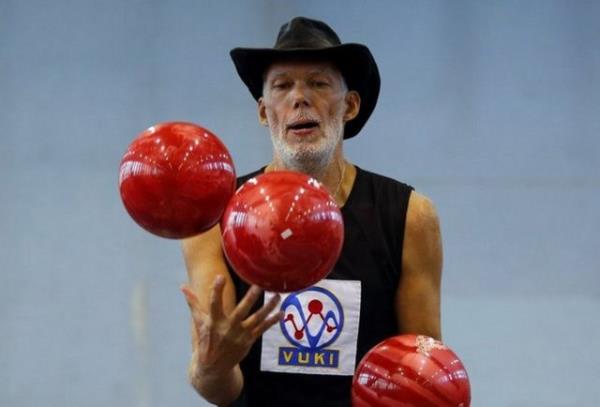 Slovak Milan Roskopf bowling toplarn en uzun sre evirme rekorunu krd.