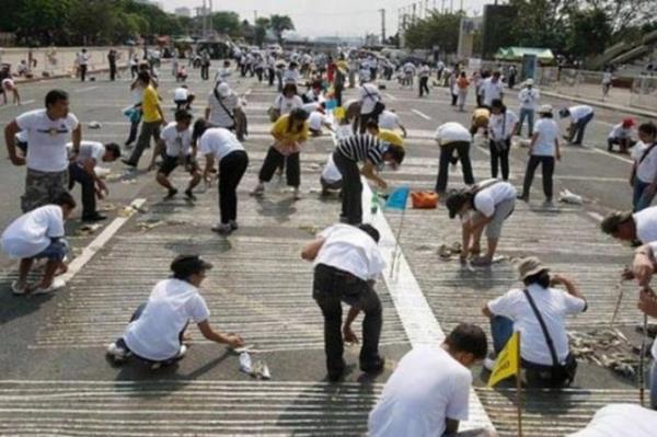 Filipinler'in bakenti Manila'nn Quirino Park'nda bin gnll dnyann en ilgin rekorlarndan birini gerekletirdi. Dnyann madeni paralardan yaplan en uzun eridini ren bin gnll, 64.8 kilometre ile Amerika'ya ait olan rekoru 70 kilometreye kararak ele geirdi. Bu rekor denemesi iin Filipinler Merkez Bankas'ndan getirilen 3.5 milyon adet Filipin paras 'centavo' zenle yerletirildi. Filipinlileri ne yamur ne de gnein yakc sca yldramad.