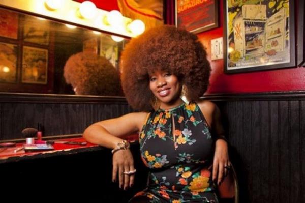 Dnyann En Byk Afro Sa. ABD'li Aevin Dugas, dnyann en byk afro sa rekorunu gururla tayor. Dugas'n salarnn evresinin toplam uzunluu 1.32 metre. Gen kadn her banyoda san aabilmek iin 5 ie sa kremi kullanyor