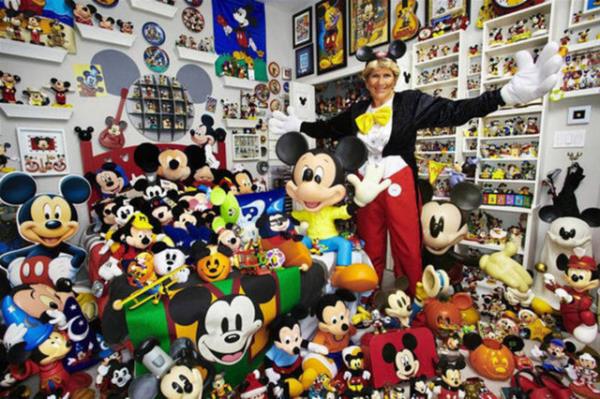 1960'tan itibaren Mickey Mouse eyalar toplayan ABDli Janet Esteves, 2,760 deiik Mickey Mouse parasnn sahibi.