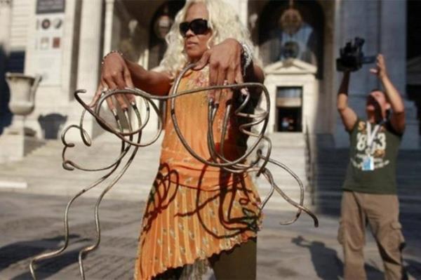 ABD'nin Las Vegas kentinde yaayan Chris Walton, 18 yldr kesmedii trnaklaryla Guinness Rekorlar Kitab'nn 2012 basksnda yerini ald. Daily News'de yer alana habere gre, trnaklarnn toplam uzunluu yaklak 6 metre olan Walton, uzun trnaklarn besleyici herhangi bir diet uygulamadn, iin srrnn ''eker ve sabr'' olduunu syledi.