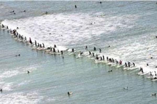 Gney Afrika'da 73 srf ayn dalga zerinde srf yaparak ilgin bir dnya rekoruna imza attlar.